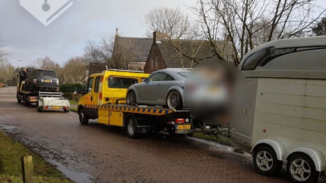 De in beslag genomen auto's (Rechten: Twitter Politie Drenthe)