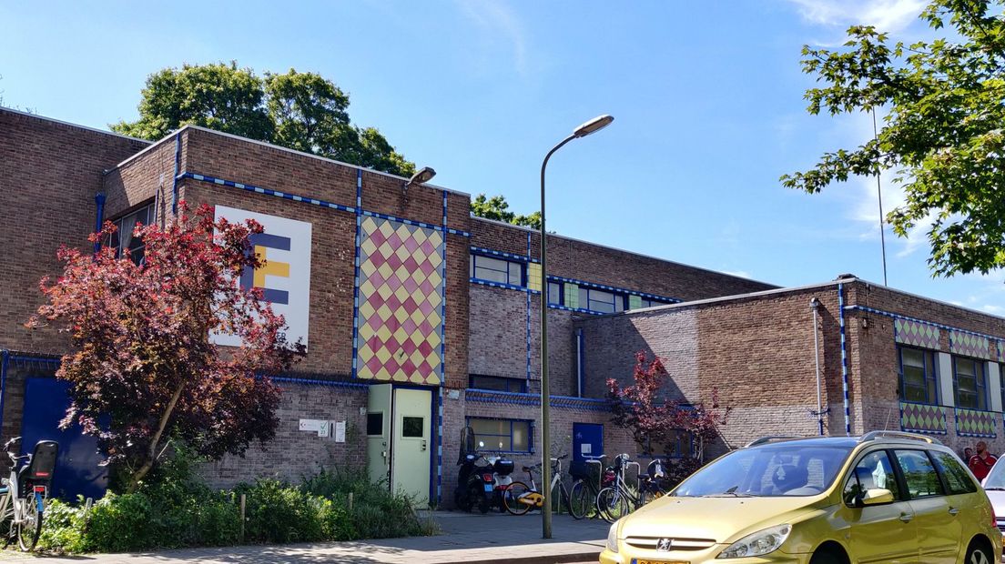 In een voormalige school aan de Ketelstraat in de Haagse Molenwijk moet een zwembad komen, vinden buurtbewoners. | Foto Omroep West