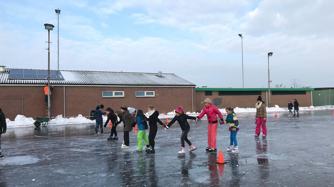 Kinderen hebben pret op de ijsbaan in Krabbendijke
