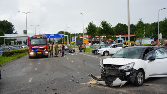 Persoon gewond bij botsing tussen twee autos in Zwolle. Persoon gewond bij botsing tussen twee autos in Zwolle.