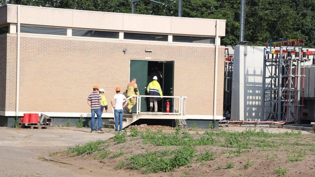 Brandweer bij verdeelstation Almelo