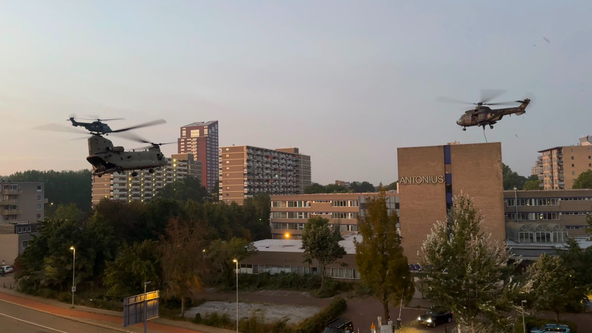 Drie helikopters bij het voormalig verpleeghuis Antonius in Rotterdam-IJsselmonde