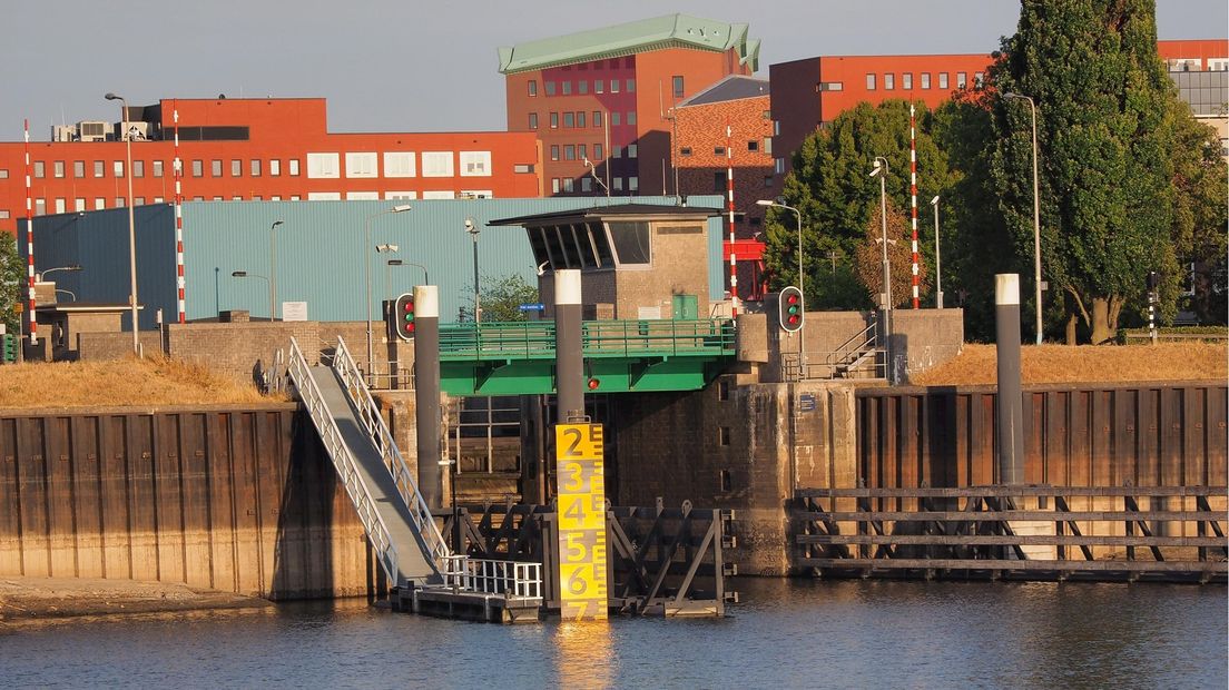 Deventer haven blijft nog weken dicht