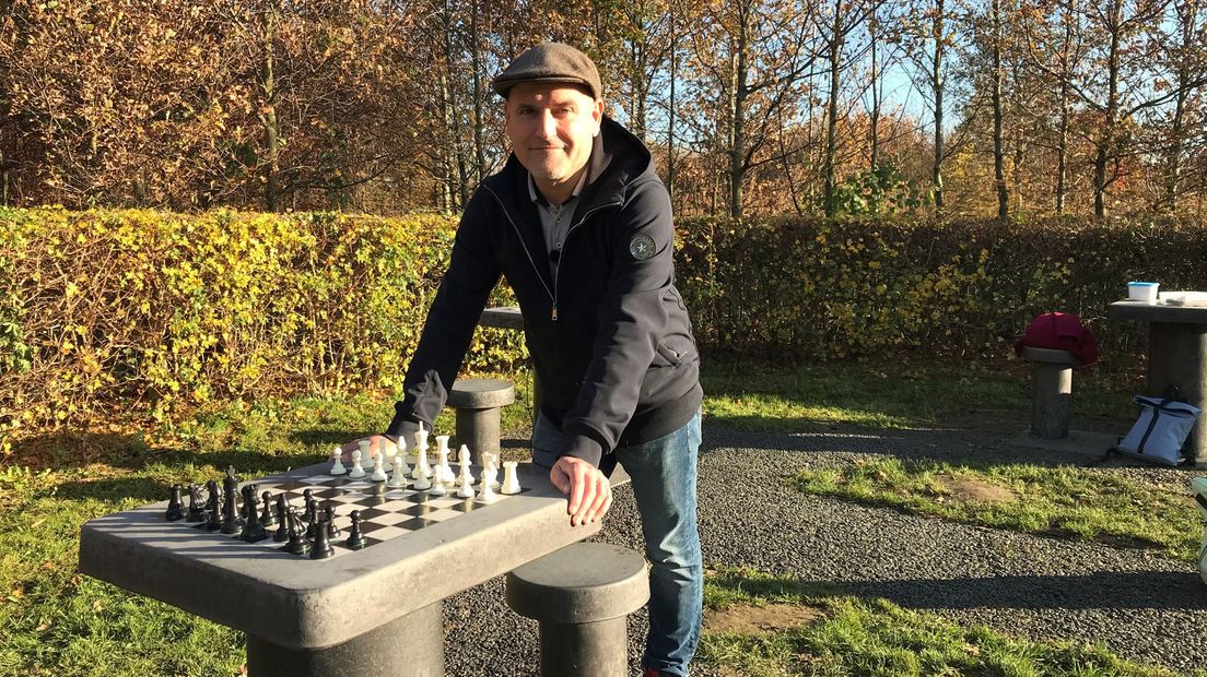 Jesús Medina Molina is de initiatiefnemer van deze schaaktafels. Hier in het Utrechtse Máximapark stonden de eerste 'Urban Chess'-tafels van Nederland.