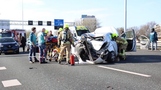 Flinke ravage na kettingbotsing op A20 | Man bewerkt autos met steen en deelt klap uit. Flinke ravage na kettingbotsing op A20 | Man bewerkt autos met steen en deelt klap uit.