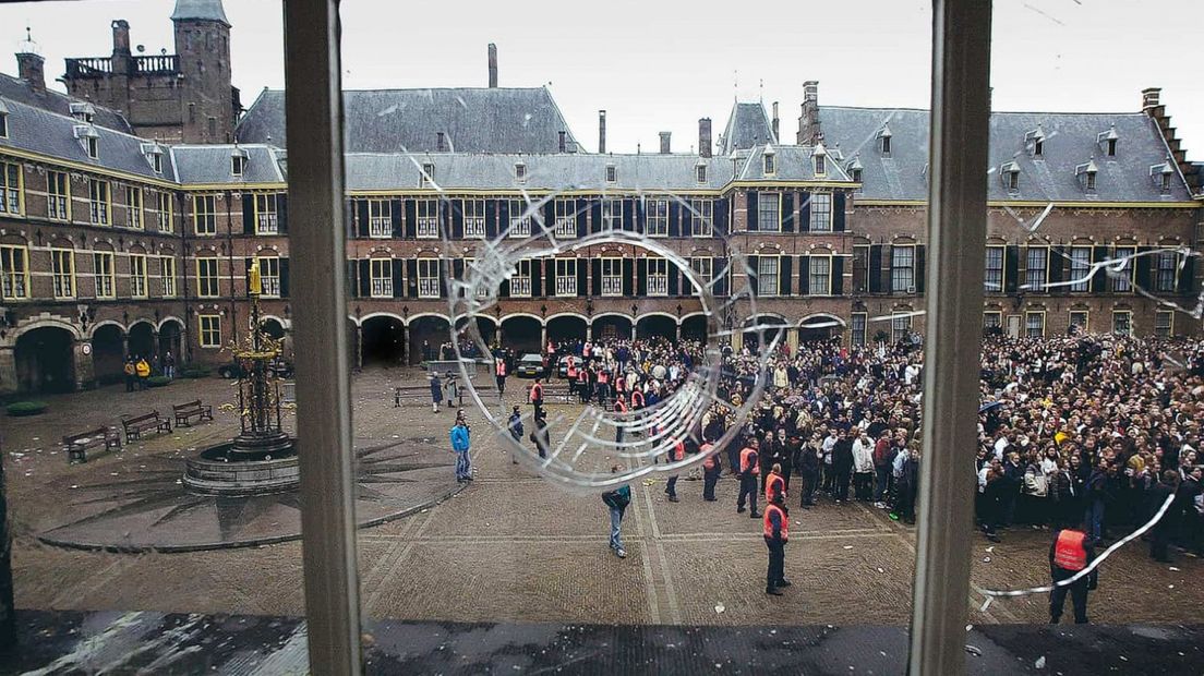 Protest in 1999: een steen door de ruit in de Tweede Kamer I