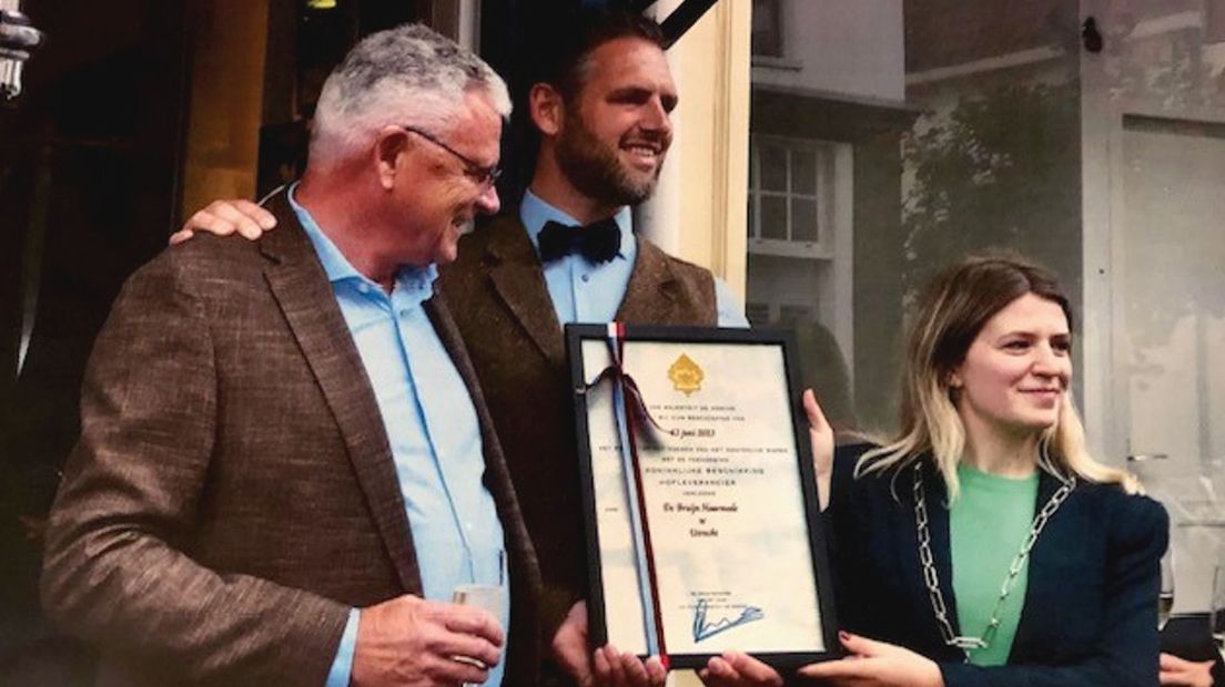 Peter de Bruijn, Michael de Bruijn en locoburgemeester Susanne Schilderman met het predicaat.