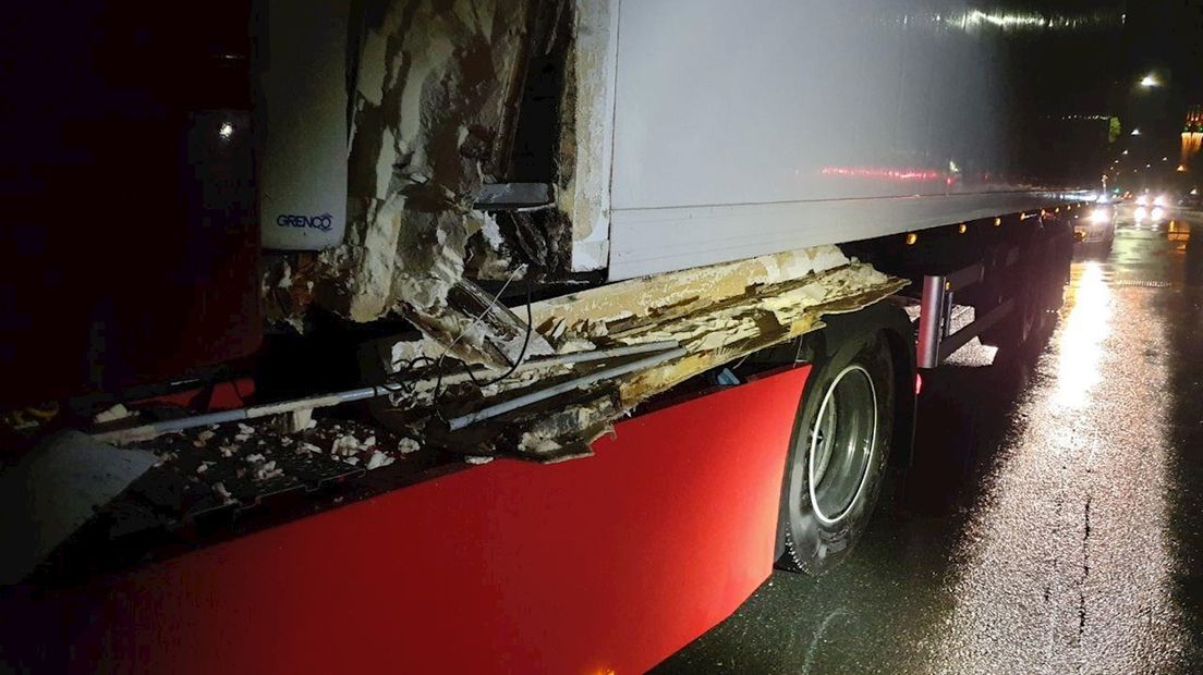 Vrachtwagen rijdt zich vast onder spoorviaduct in Hengelo