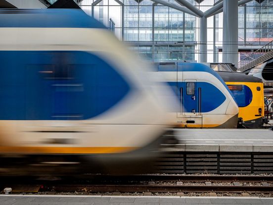 NS zet treinen zaterdag 3 minuten stil na mishandeling conducteur: 'Kan zo niet langer'