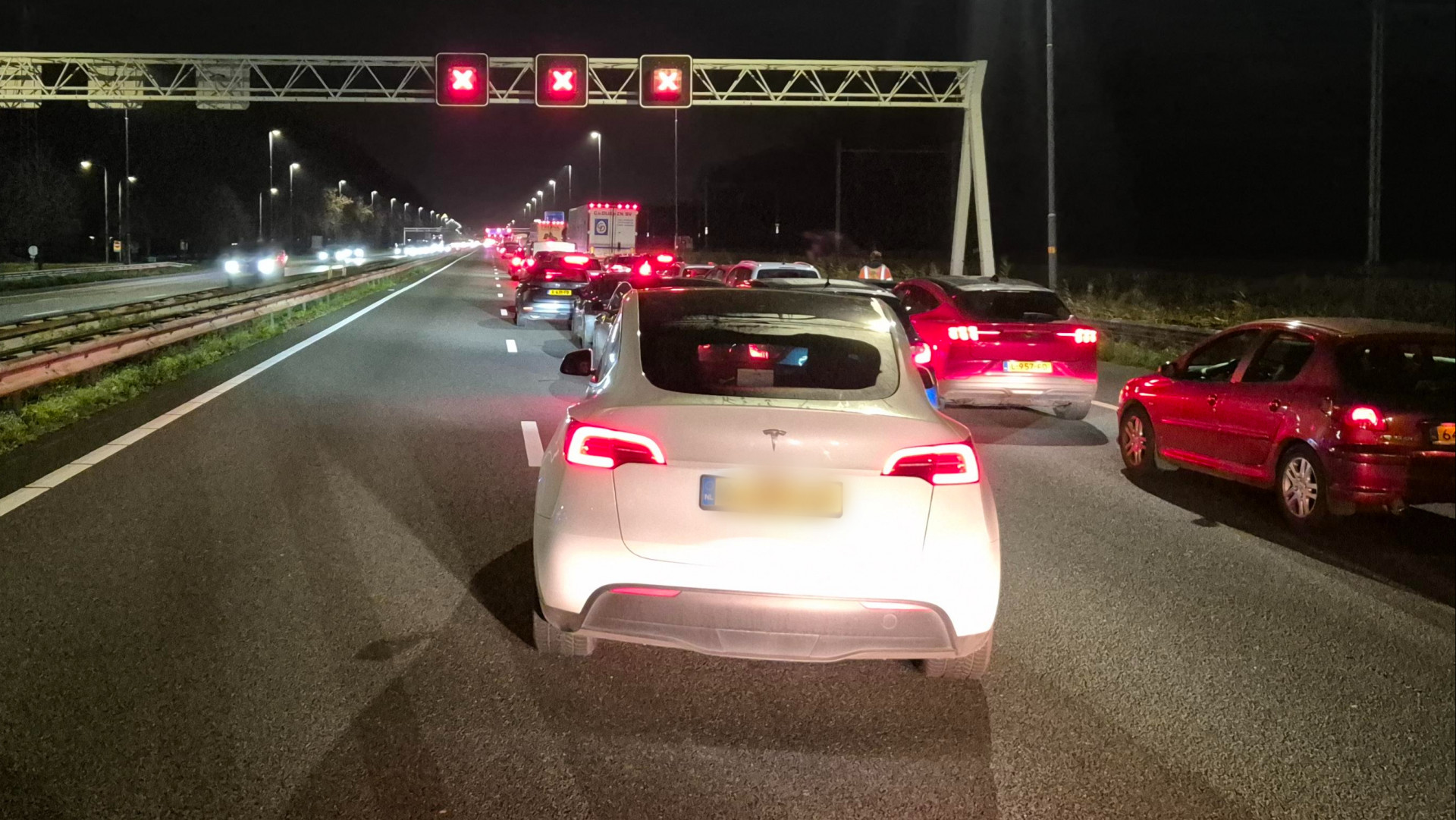 A12 urenlang dicht door ongeluk met meerdere voertuigen.