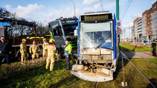 Ravage na botsing tussen tram en vrachtwagen, meerdere gewonden Home