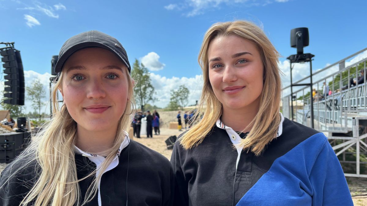 Lieke en Femke spelen met beroemde acteurs in theaterstuk in Nij Beets: "Supervet"