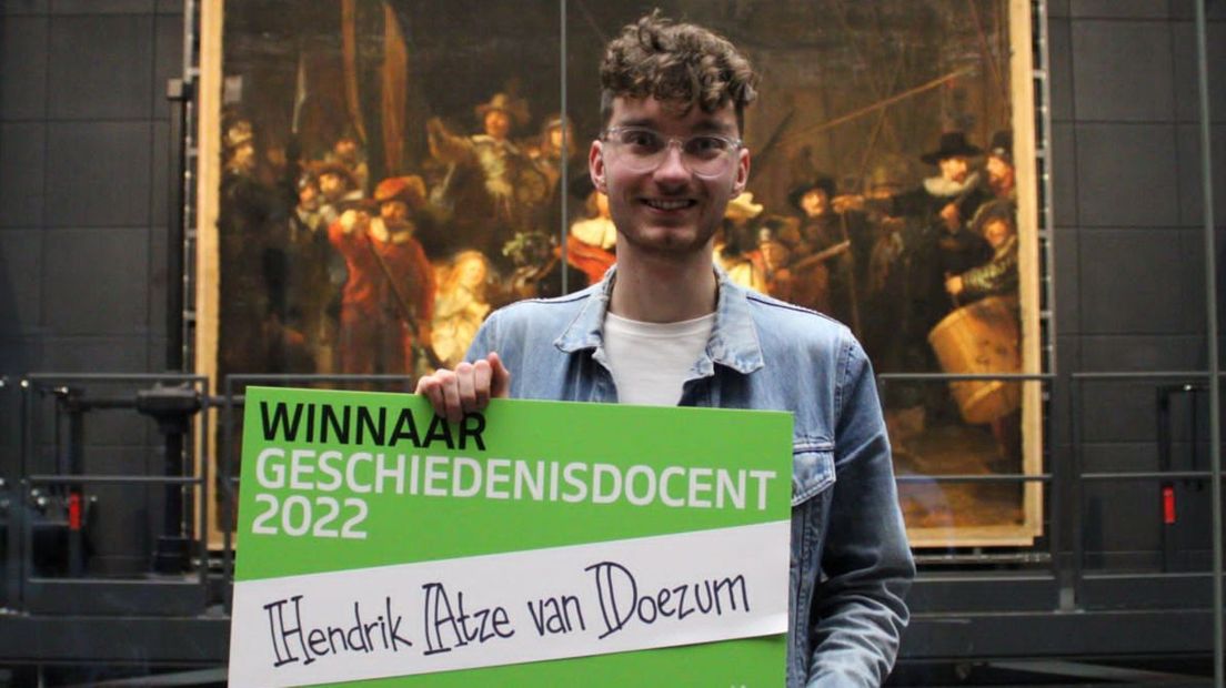 Hendrik van Doezum yn it Ryksmuseum mei de winnerssjek