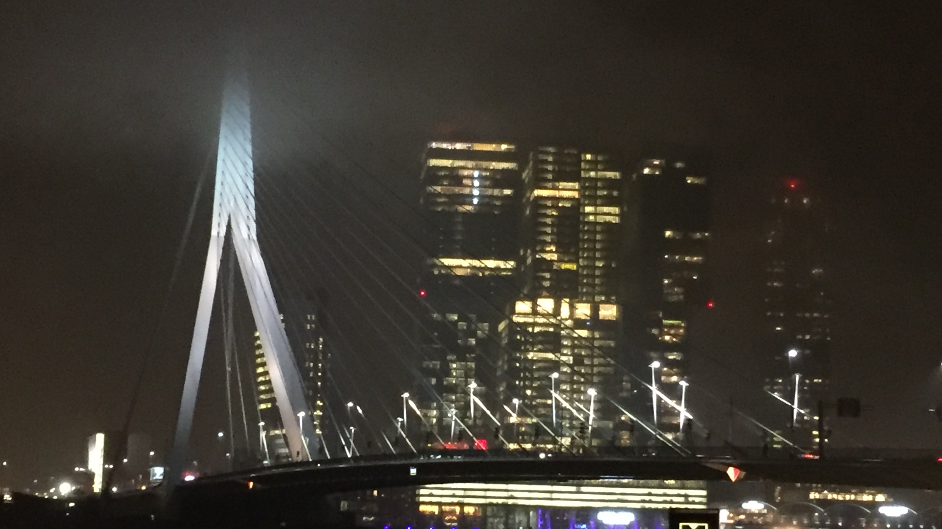 De Erasmusbrug staat op deze foto nog in het licht maar nu voorlopig in het donker.