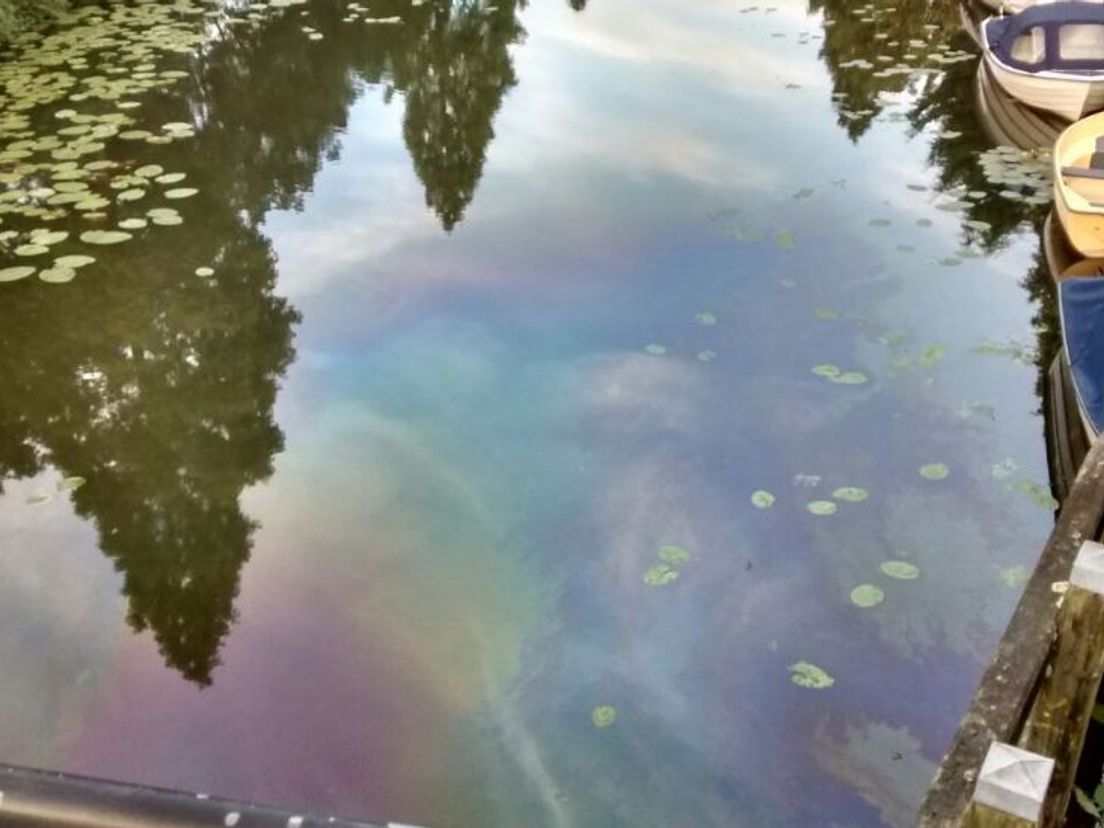 Olielekkage bij de Linge in Leerdam.