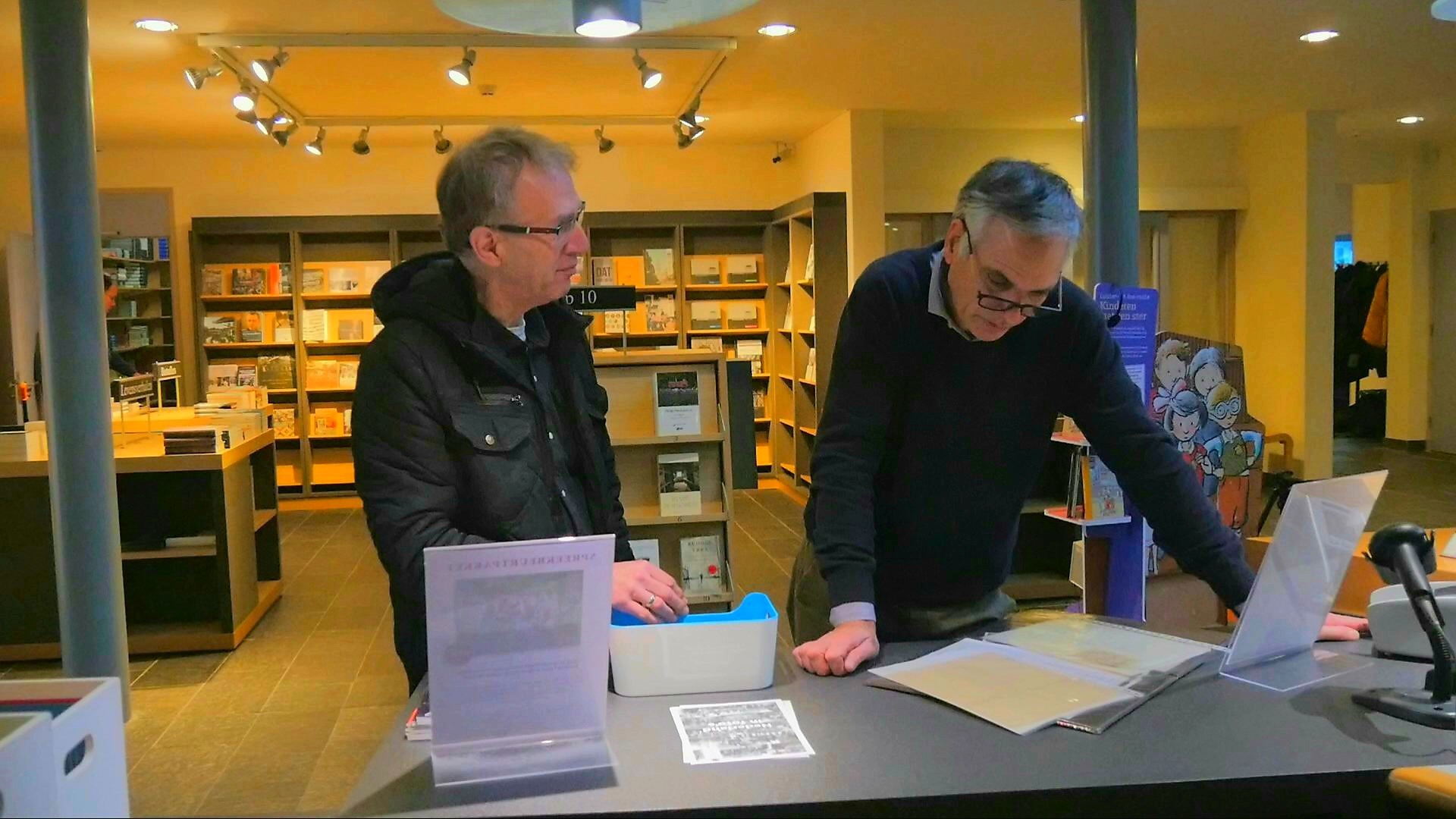 Pakesizzer Sjoerd Wiersma yn Westerbork mei konservator Guido Abuys (rj.)