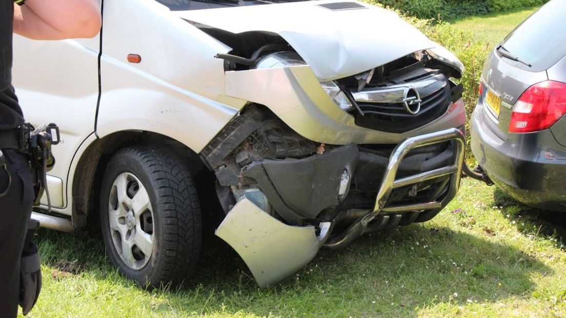 Bedrijfsbus en auto botsen tegen elkaar in Wijhe