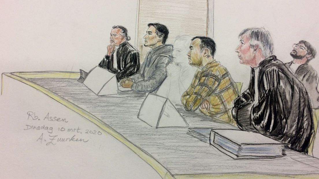 Alifu W. (tweede van links) en Shirali M. met hun advocaten in de rechtbank in Assen (Rechten: Annet Zuurveen)