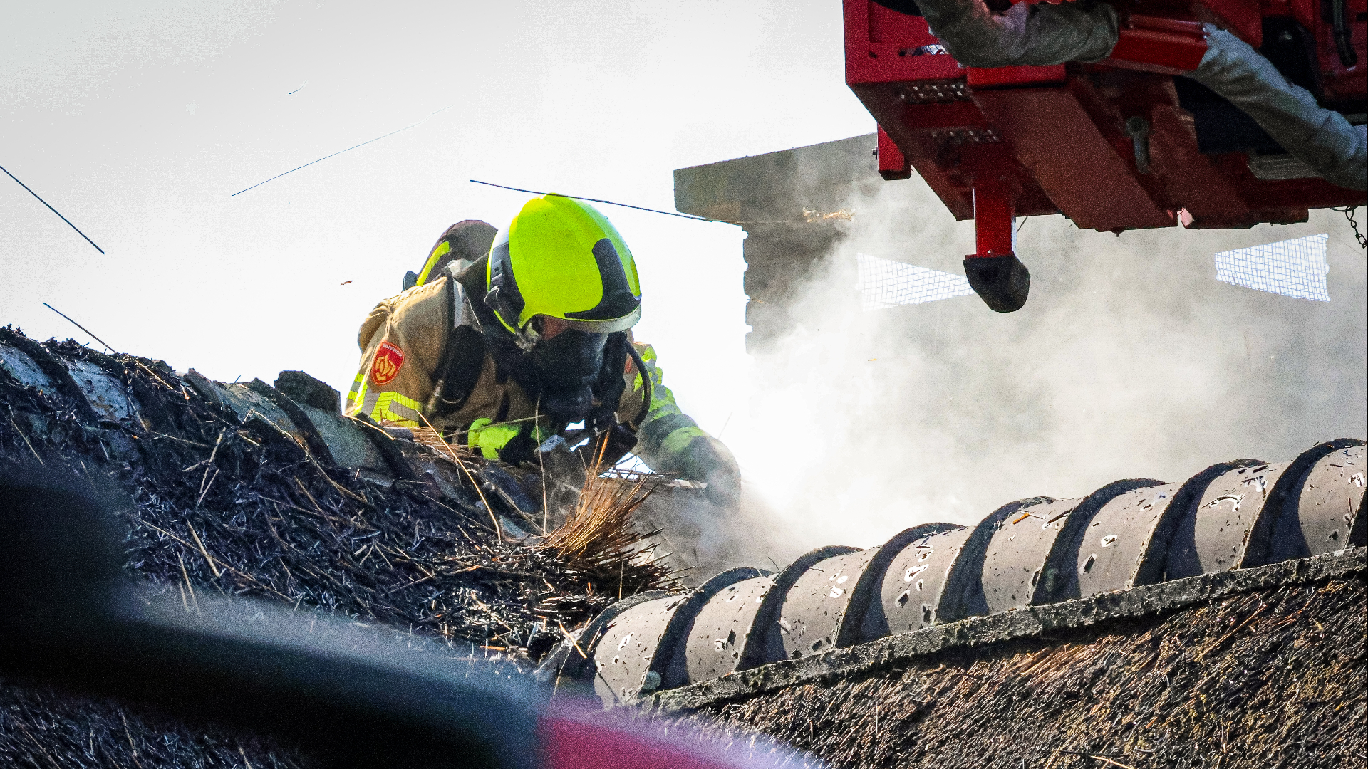 Bij de brand komt veel rook bij vrij.
