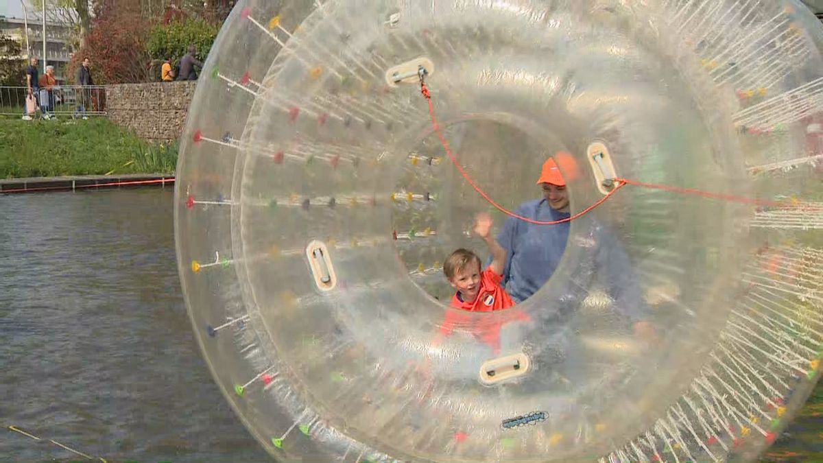 Kinderen lopen over water in aquabubbels in Pijnacker