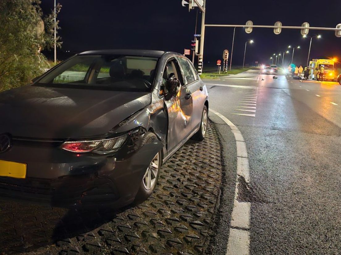 De auto raakte ook flink beschadigd en moest door een bergingswagen worden afgevoerd.