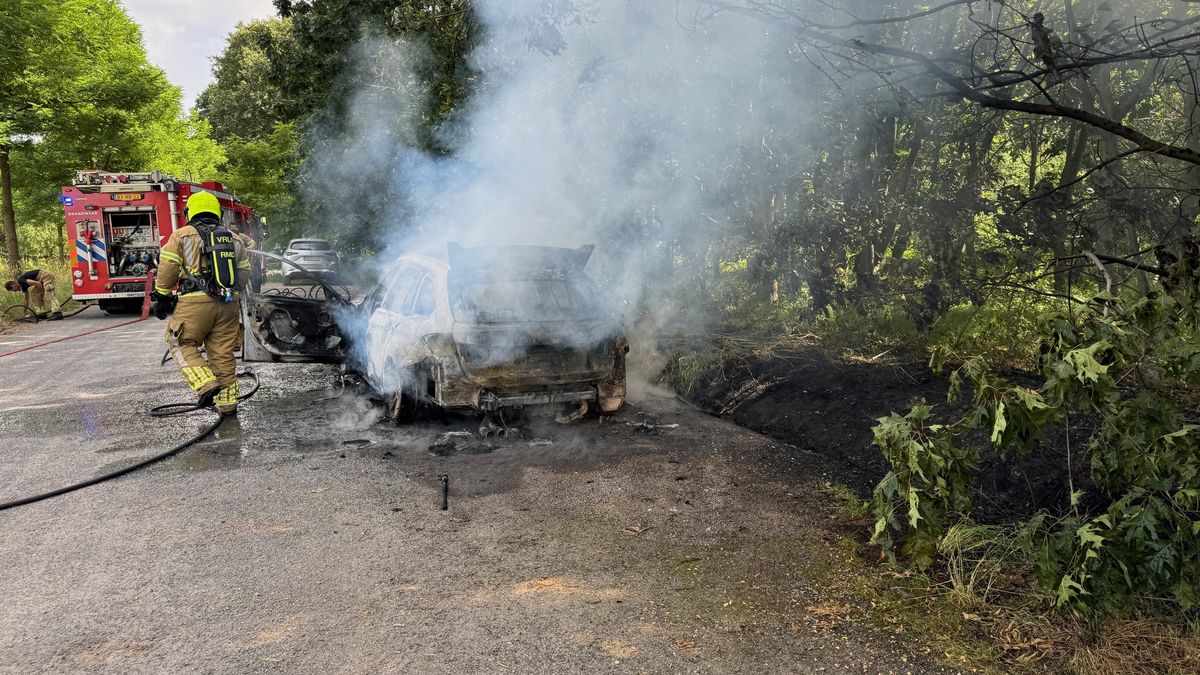 Auto compleet uitgebrand in Asenray