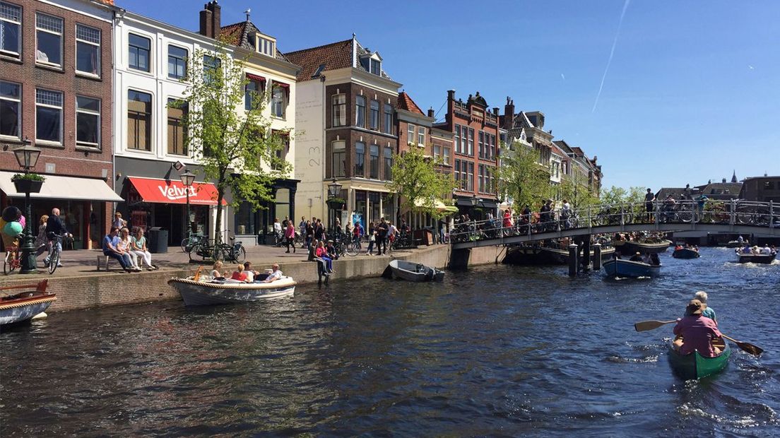 Het is druk op de Leidse grachten.