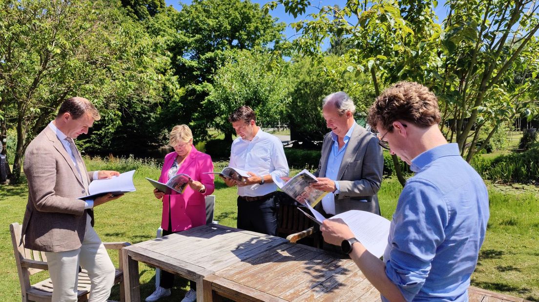 De onderhandelaars bestuderen in de Haagse stadskwekerij jullie adviezen