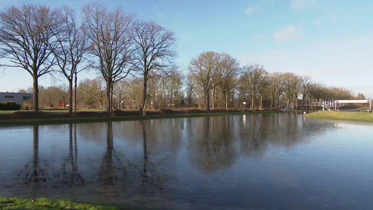 In Nijeveen balen ze dat er ijs op de ijsbaan ligt