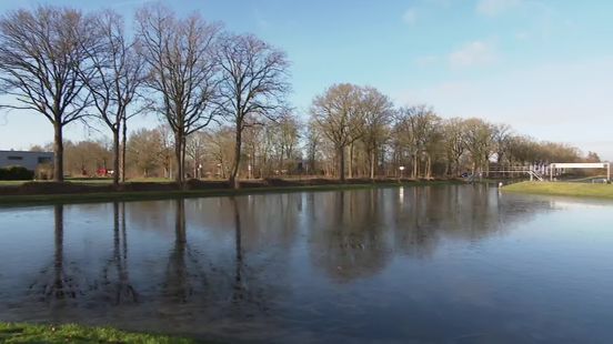 In Nijeveen balen ze dat er ijs op de ijsbaan ligt
