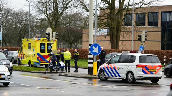 Fietser gewond door aanrijding bij verkeerslichten in Emmen.