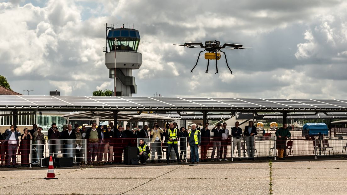 Een drone vliegt rond op Groningen Airport Eelde