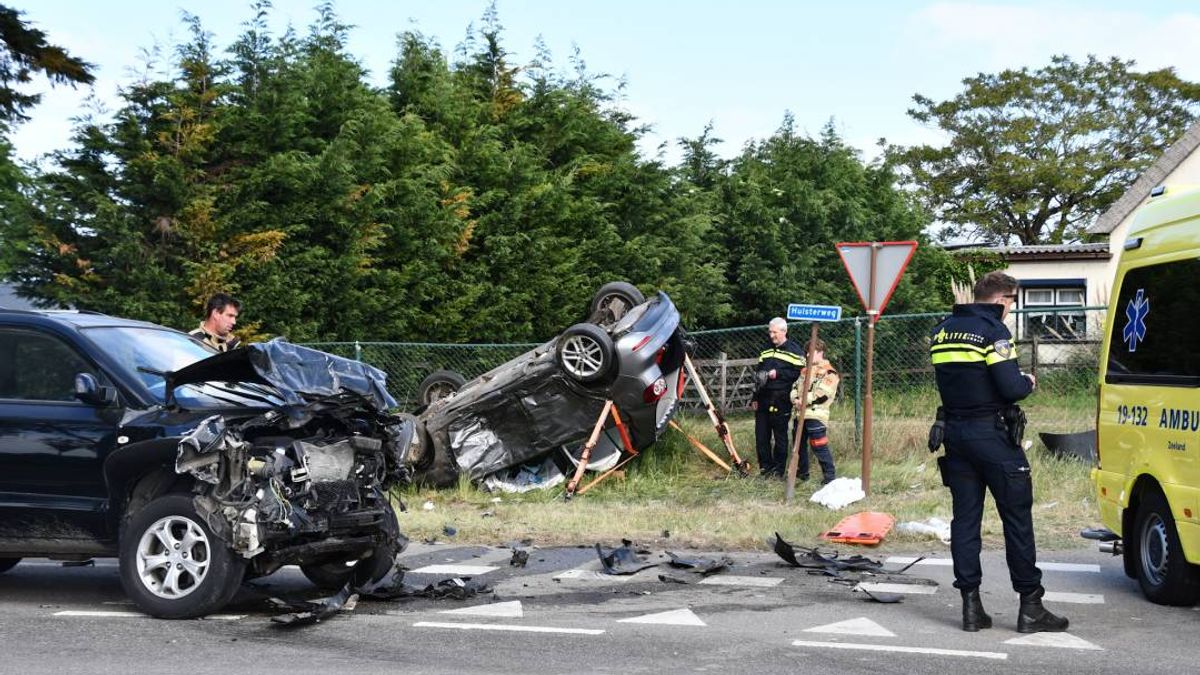 Auto eindigt op zijn kop bij botsing in Kuitaart