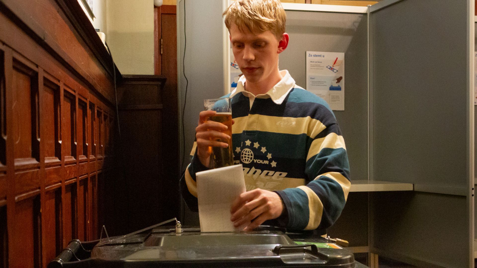 Achttienjarige Pepijn Westerveld trapt verkiezingsdag af in Aalten met eerste stem.