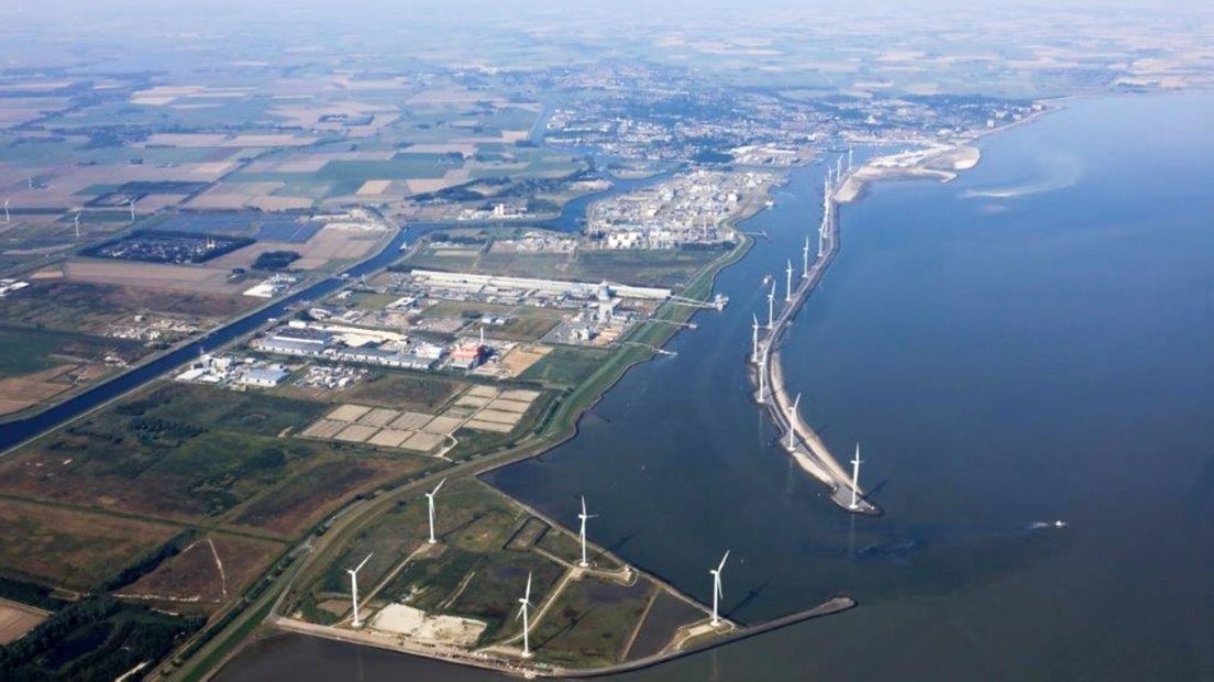 De ankers dreven voor de haven van Delfzijl