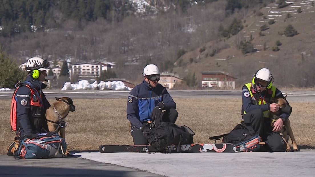 De zoektocht naar de 25-jarige snowboarder Mark is vrijdag aan het eind van de middag gestaakt. Na een verwoestende lawine werden drie studenten uit Nijmegen vermist. De lichamen van twee studenten, Timo en Marcel, werden na een zoektocht gevonden. Mark wordt nog steeds vermist. Ook vrijdag werd er gezocht met onder meer honden en helikopter, maar de weersomstandigheden werden in de loop van de dag te slecht. De hulpdiensten bekijken nu hoe de zoekactie verder gaat.