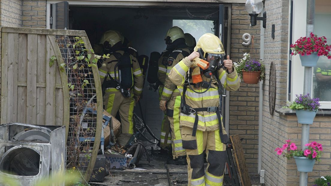 Brand in garage bij woning