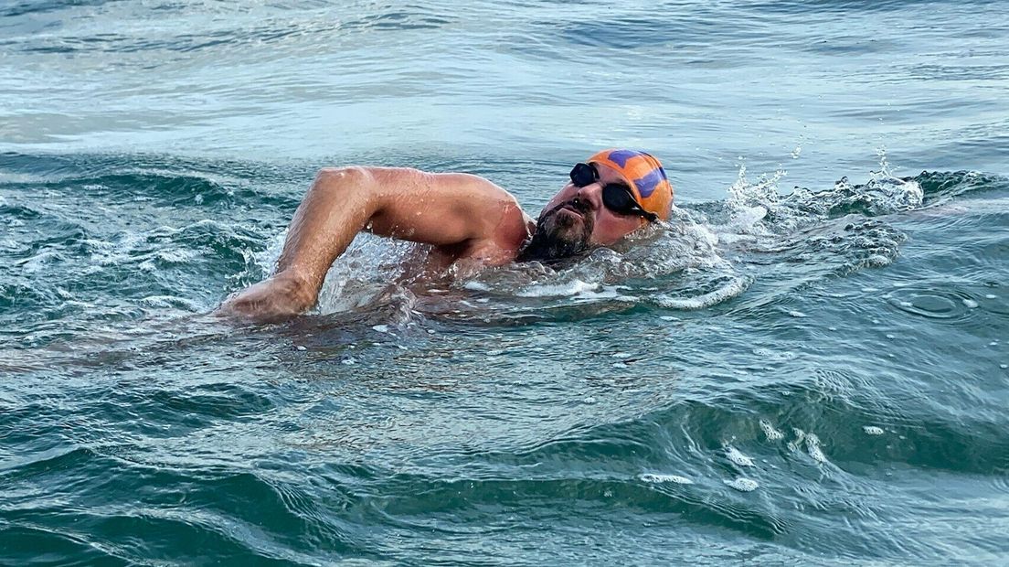 Gertjan in het water tussen Engeland en Frankrijk