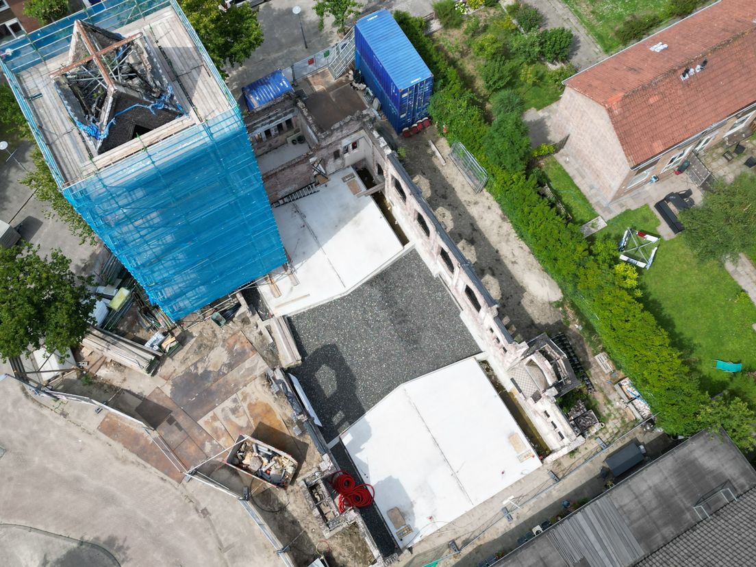 De woning linksboven, inclusief kerktoren, staat nog te koop