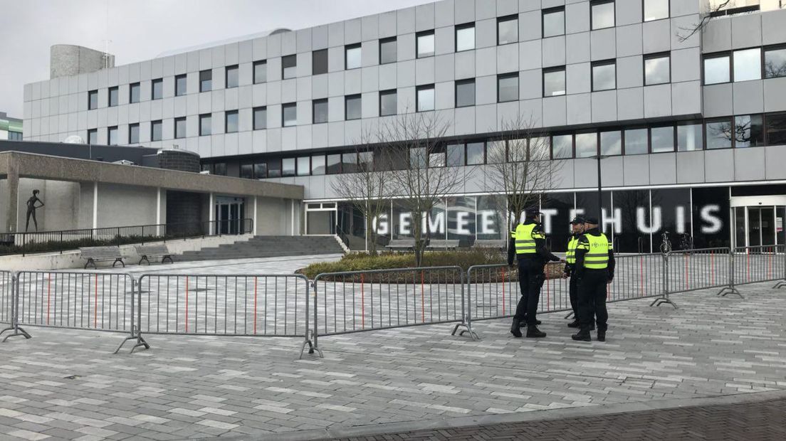 Politie bij het gemeentehuis in Emmen (Rechten: RTV Drenthe)