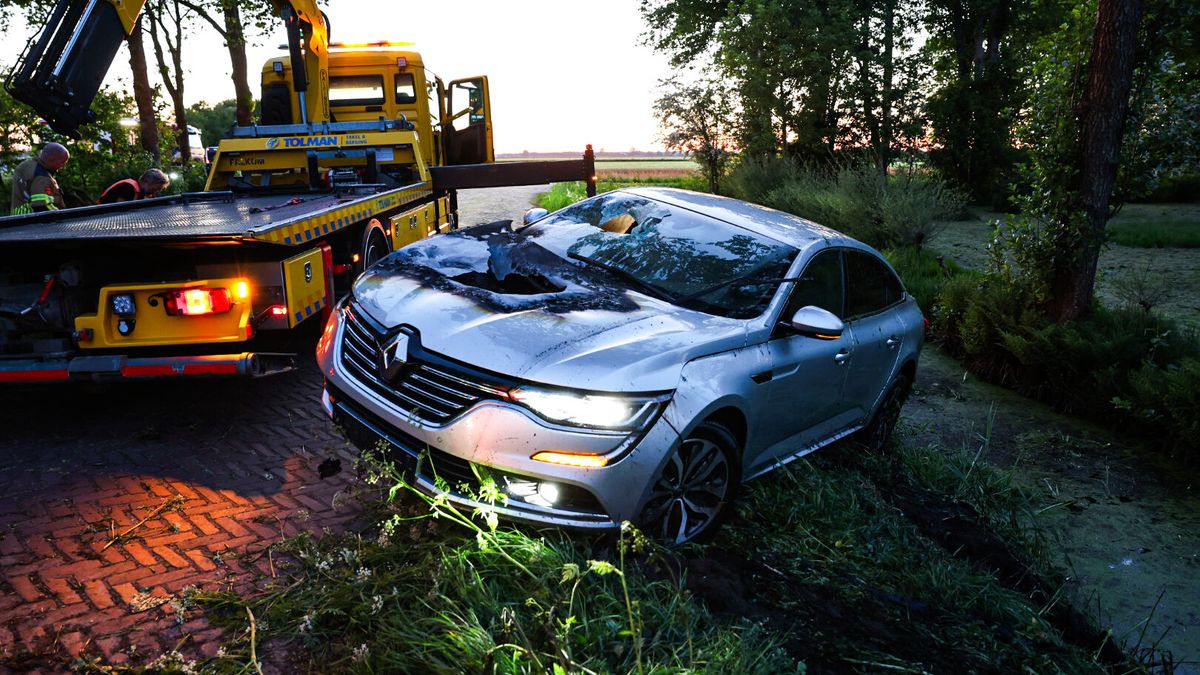 Automobilist vlucht na ongeluk op A7 en rijdt bij Beetsterzwaag een sloot in