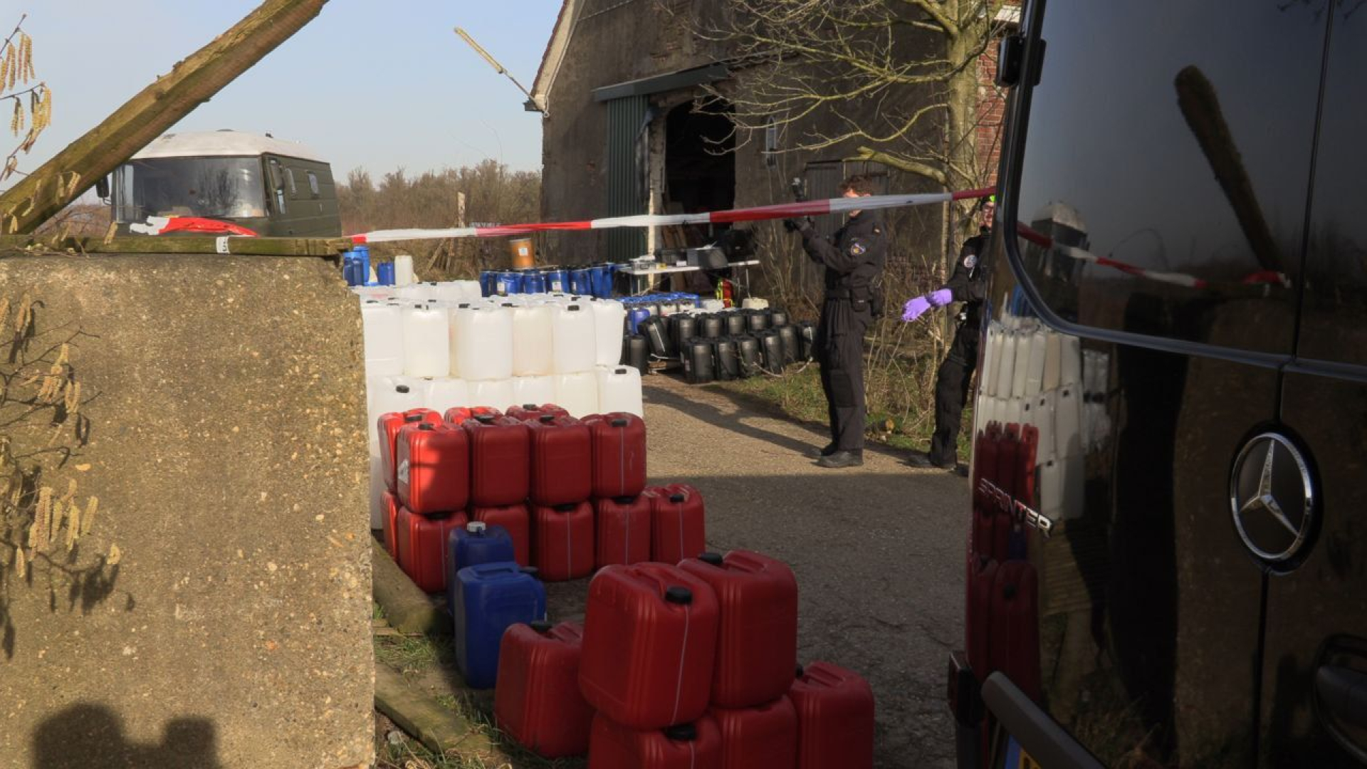 Recherche haalt groot drugslab leeg