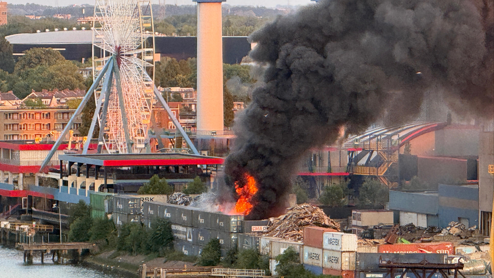 Hoe de brand is ontstaan, is nog niet duidelijk.