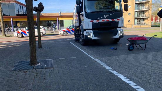Hond komt om bij aanrijding met veegwagen in Hardenberg. Hond komt om bij aanrijding met veegwagen in Hardenberg.