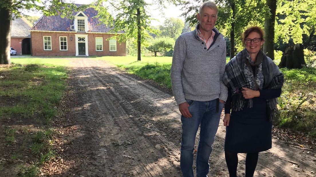 Hans Tonckens en Sytske Haveman op landgoed Tonkensborg (Rechten: Marjolein Knol / RTV Drenthe)