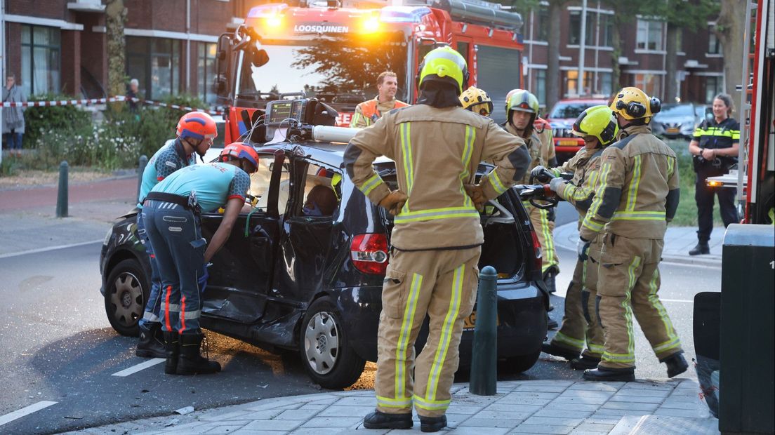 Brandweer bevrijdt automobilist in Segbroek