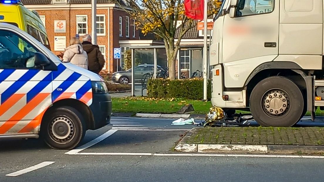 De fiets van het slachtoffer ligt onder de vrachtwagen
