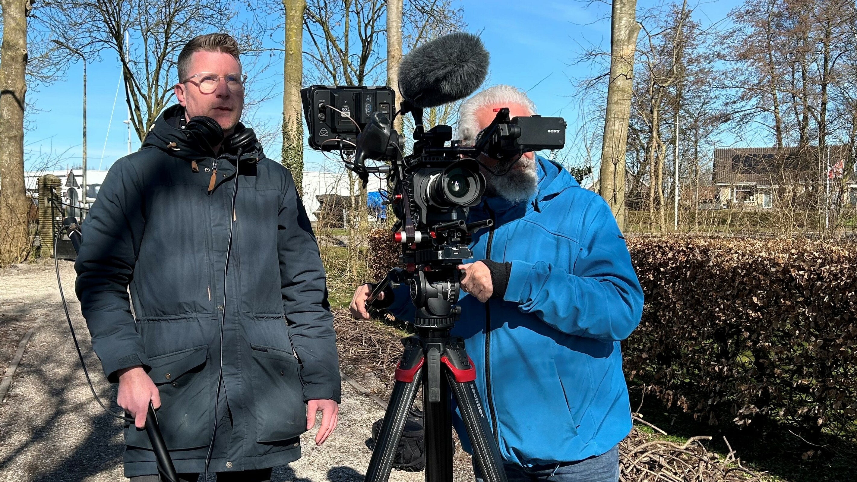 Programmamakker Murk Jaep van der Schaaf efter de skerms by de opnames