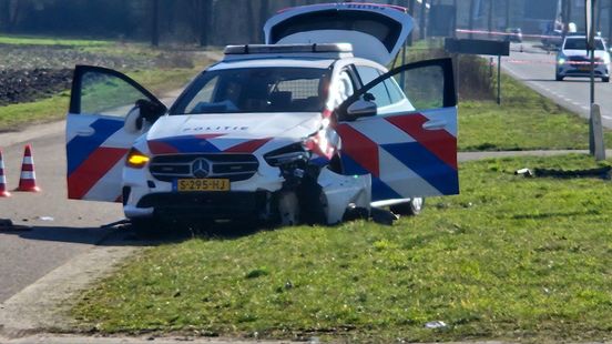 Ernstig ongeluk met politie, persoon overleden • vrachtwagen verliest lading. Ernstig ongeluk met politie, persoon overleden • vrachtwagen verliest lading.