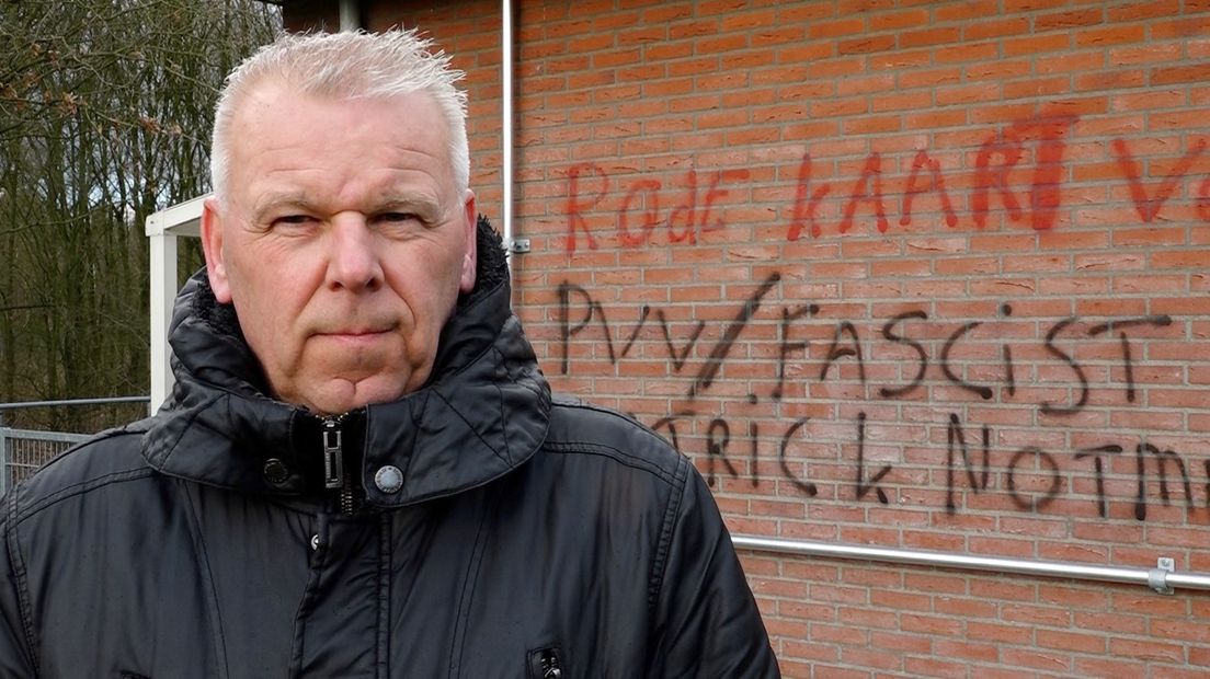 Voorzitter Willem Jan Alders van Drenthina bij de bekladde muur.
(Rechten: Steven Stegen / RTV Drenthe)